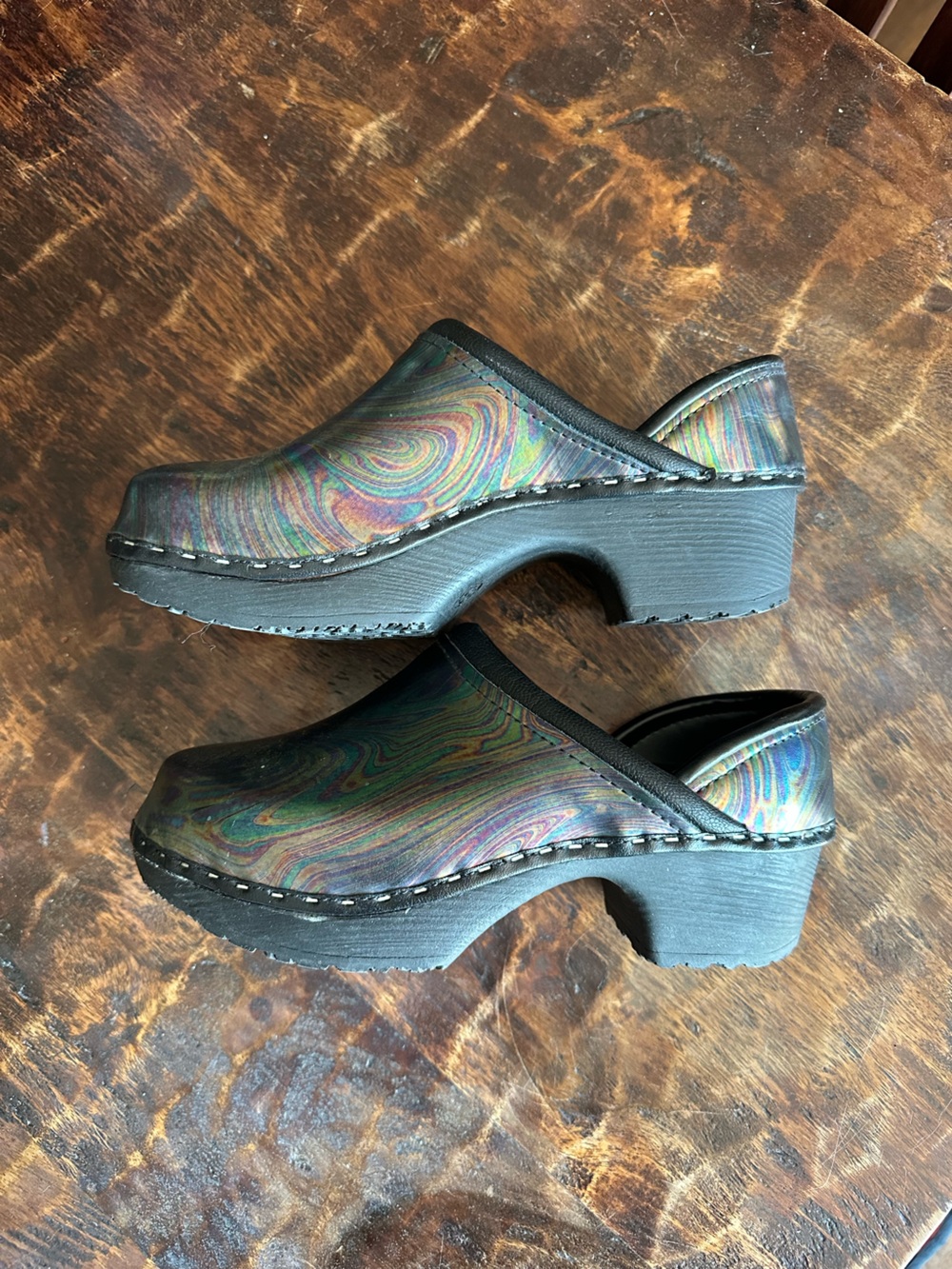 C&C California Womens Black Iridescent Swirl Leather Clogs